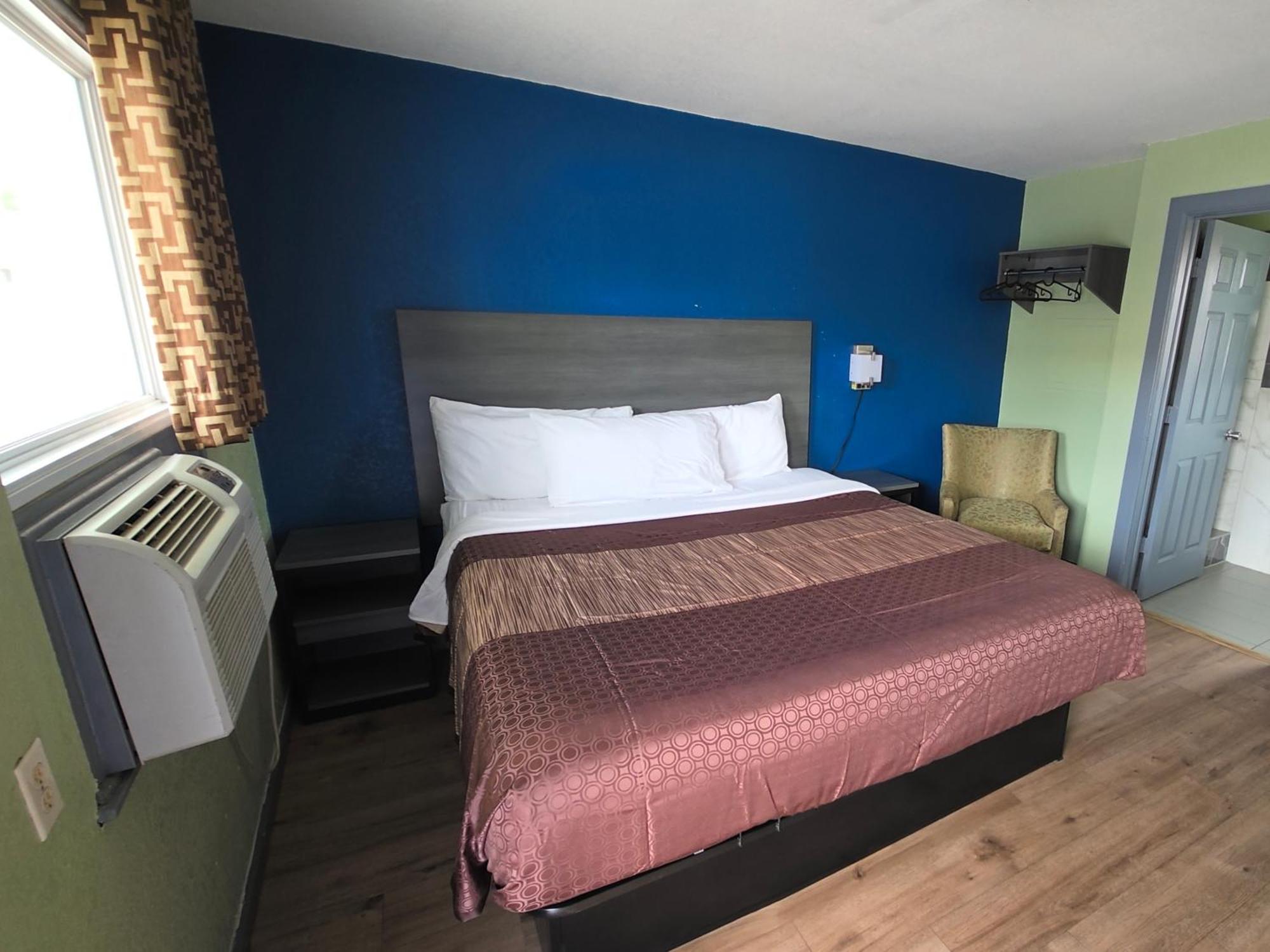 Plaza Motel 2*